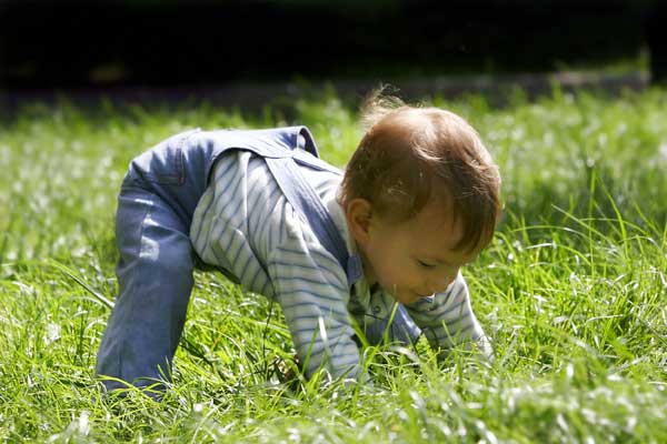 Junge spielt im Gras