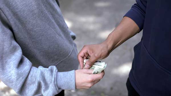 Schüler gibt Geld